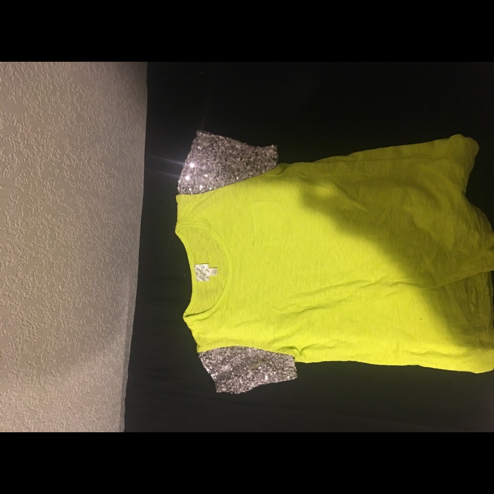 Top with short sleeves